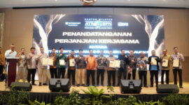 MOU-Kepala Kantor Wilayah (Kanwil) BPN Kepri, Nurus Sholichin, foto bersama seluruh Kepala Kantor Pertanahan se-Provinsi Kepulauan Riau dan para Pimpinan Cabang BRI, usai penandatanganan Perjanjian Kerja Sama (PKS). (Foto Humas).