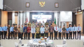 FOTO BERSAMA-Kepala Kantor Wilayah BPN Provinsi Kepulauan Riau, Nurus Sholichin foto bersama Kepala Kejaksaan Tinggi Kepulauan Riau, J. Devy Sudarso, Kepala Kantor Wilayah Kementerian Agama Provinsi Kepulauan Riau, Dr. H. Zoztafia dan Pejabat Kabupaten / Kota. (Foto Doc. BPN Kepri).