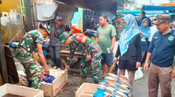 Koramil 1408-01/Ujung Tanah Bersama Pemerintah Kelurahan Tabaringan dan Warga Gelar Karya Bakti Bersihkan Pasar Cidu